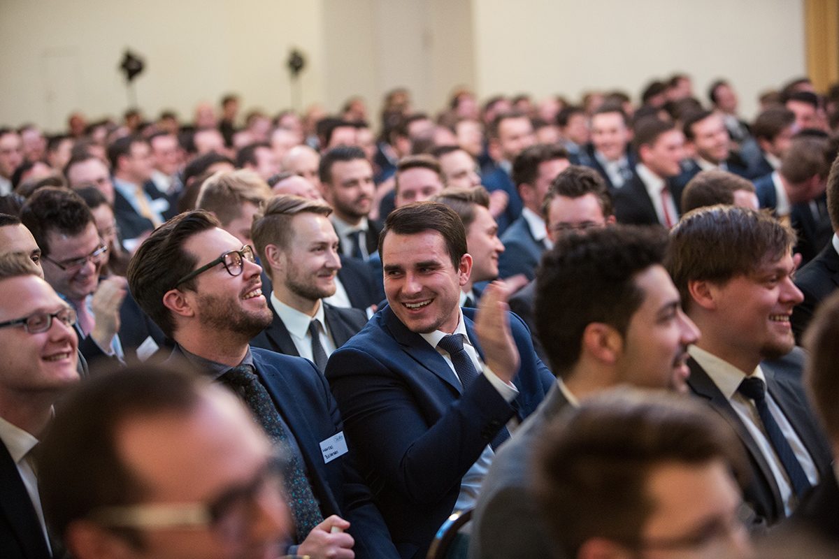 Maklerkongress, Veranstaltungsfotografie, Messefotografie, Eventfotos, Eventfotografie in Hamburg, Tagungsfotos, Firmenfotografie, Messefotos, Rednerportrait, lachendes Publikum