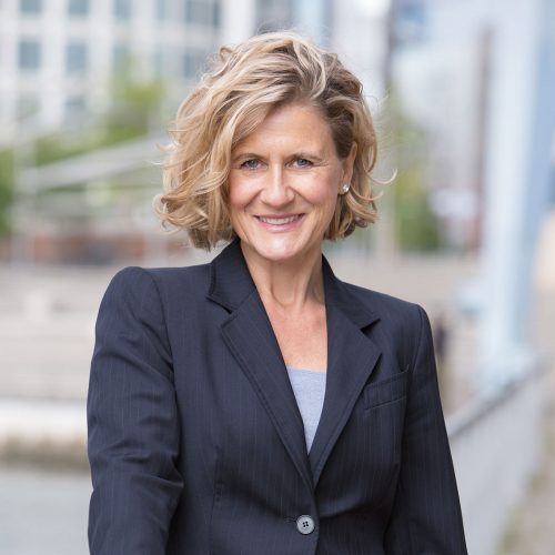 businessportrait lachend, freudnliches Businessfoto, modernes businessportrait frau, weibliches businessfoto, businessfoto weiblich stark, strakes businessportrait, businessportrait hambrug hafencity, businessportrait frau, businessfotografin hamburg
