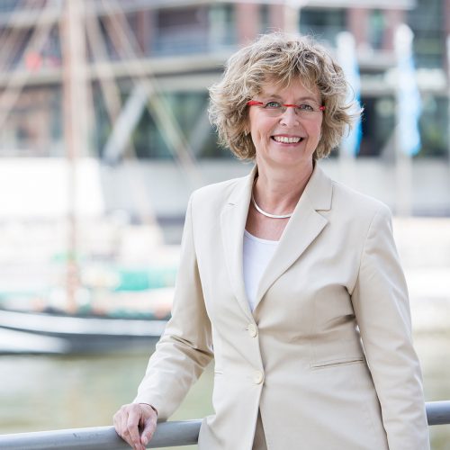 hafencity frau managerportrait, fotografin hamburg, authentisches managerportrait, vorstandportrait frau, maritimes managerportrait, outdoor geschäftsführerportrait hamburg
