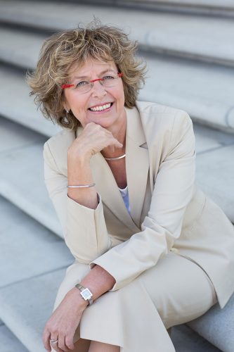 managerportrait frau dynamisch, vorstand businessfoto, businessportrait vorstand, businessportrait manager, fotografin hamburg, businessfotografie hamburg, businessfotografin hamburg, dynamisches businessfoto,