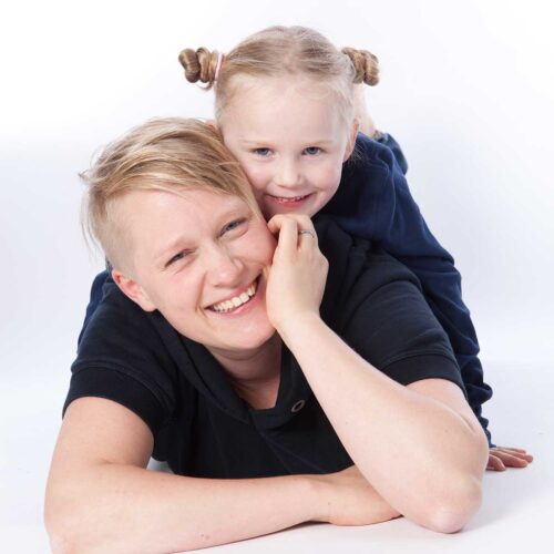 Familienfoto, Kinderportrait, Famlienfotografie, Hamburg, authentische Kinderfotos, individuelle Famlienportraits, Studiofotografie, bewegte Kinderfotos, Brüderfoto, Geschwisterfoto