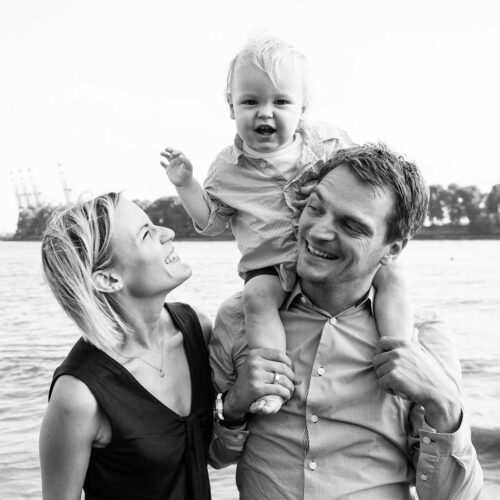 Familienfoto, Kinderportrait, Famlienfotografie, Hamburg, authentische Kinderfotos, individuelle Famlienportraits, bewegte Kinderfotos, outdoor Familienfotos, authentische Familienbilder, Familienfotos am Elbstrand, Familienbilder an der Elbe