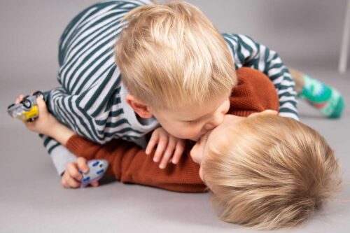 Familienfoto, Kinderportrait, Famlienfotografie, Hamburg, authentische Kinderfotos, individuelle Famlienportraits, Studiofotografie,