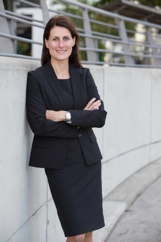klassisches businessportrait einer frau im kostuem, businessportrait hafencity, personal branding, portrait für eigenwerbung hamburg, outdoor businessportrait, authentisches businessportrait, managerportrait, portrait einer fuehrungsperson