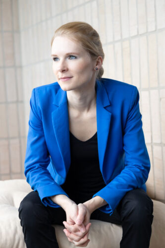 frau managerportrait, fotografin hamburg, authentisches managerportrait, vorstandportrait frau, managerportrait, outdoor geschäftsführerportrait hamburg, businessportrait website, businessportrait frau, businessportrait dynamisch, businessportrait, fotografin hamburg, businessfotografin hamburg, personal branding, personal braindung fotografie hamburg