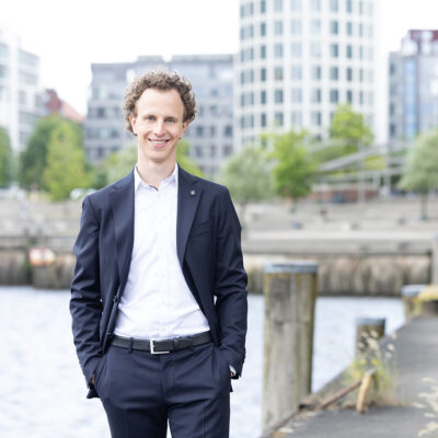 managerportrait von einem jungen unternehmer in der hafencity im hintergrund die magellanterrassen in hamburg